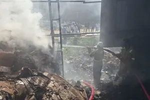 प्रयागराज: कबाड़ गोदाम में लगी भीषण आग, हुआ लाखों का नुकसान
