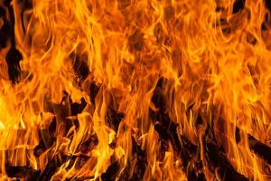 गाजियाबाद: बहुमंजिला इमारत के एक फ्लैट में लगी आग, कोई हताहत नहीं