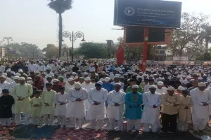 अयोध्या: दुआ को उठे हजारों हाथ, मिल कर रहेगें साथ-साथ, लोगों ने गले मिलकर एक दूसरे को दी मुबारकबाद