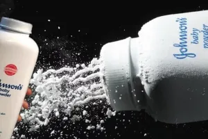 कैंसर के लिए बेबी पाउडर को जिम्मेदार ठहराने वाली महिला को लाखों का भुगतान करेगा जॉनसन एंड जॉनसन 