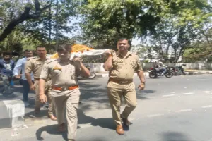 लखनऊ: आप चिंता मत करें, अर्थी को हम देंगे कंधा, चाय विक्रेता की अर्थी को पुलिसकर्मियों ने दिया कंधा