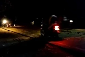 Video: बाराबंकी: सड़क पर गिरे कचरे में फिसल कर एक के बाद एक गिरे कई वाहन, वीडियो वायरल