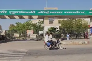 Banda Accident: कार और ऑटो की आमने-सामने भिड़ंत...दो की मौत, आठ घायल, हादसे के बाद मची चीख-पुकार