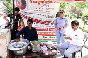 5 रुपये में भरपेट खाना: छोले, चावल, पूड़ी के साथ गरमा-गरम हलवा और ठंडा शरबत भी मिलता है