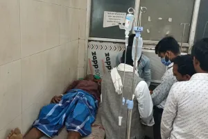 बहराइच: आतिशबाजी के दौरान गोलंदाज के हाथ में दगा गोला, युवक का हाथ व पंजा गंभीर रूप से घायल