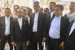 Banda News: अधिवक्ता के खिलाफ मुकदमे पर संघ ने प्रदर्शन कर मुकदमा स्पंज करने की मांग की