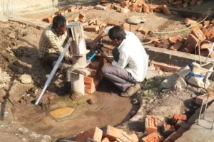 Banda News: दबंगों ने बाउंड्री बनाकर किया सरकारी हैंडपंप पर कब्जा...पानी के लिए लोग परेशान