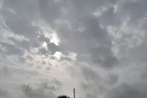 Banda Weather: आसमान में छाये बादलों और हवाओं ने उड़ाई किसानों की नींद...माह भर पहले ओलावृष्टि से तबाह हुईं थी फसलें