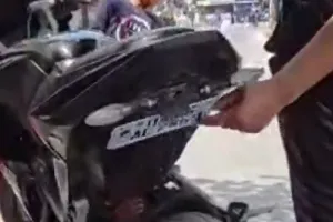 नैनीताल: Video : पुलिस की आंख में धूल झोंकने के लिए बाइक में लगाई फोल्ड होने वाली नंबर प्लेट
