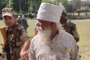 हरिद्वार: यहां पटक दी मतदाता ने EVM...चिल्लाकर कहने लगा बैलेट पेपर से कराओ चुनाव...