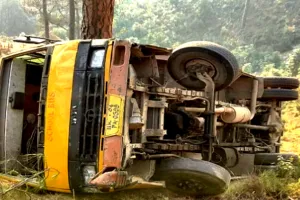 बेरीनाग: स्कूल बस खाई में गिरी, दो छात्र घायल...बड़ा हादसा टला