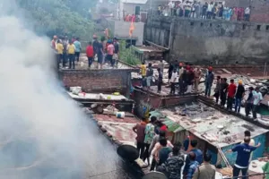 देहरादून: भीषण आग से स्वाहा हुईं 22 झोपड़ियां, मजदूरों के तांबा जलाने से हुआ हादसा