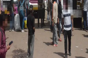 लखनऊ: सस्ते किराये के लालच में अवैध बसों में सफर को मजबूर यात्री