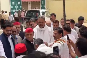 मुख्तार अंसारी के परिजनों से मिले अखिलेश यादव, कहा- हमें उम्मीद है, सरकार सच्चाई सामने लाएगी और परिवार को न्याय मिलेगा