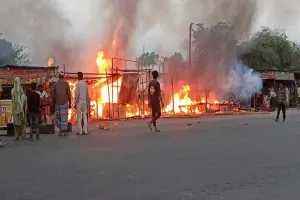  गोंडा: शार्ट सर्किट से लगी आग, धू-धू कर जली दुकानें 