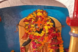 चैत्र नवरात्रि के पहले दिन देवी मंदिरों में पूजी गईं मां 