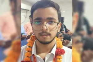 UP Board Result 2024: आज माता-पिता जीवित होते तो मुझे गले लगाकर बधाई देते...मेधावी छात्र का छलका दर्द