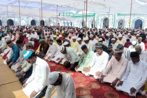 पीलीभीत: कड़ी सुरक्षा में बीच अल्लाह की इबादत को उठे हाथ, अदा हुई अलविदा की नमाज 