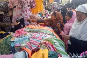 Unnao: ईद के त्योहार पर युवा कलरफुल लखनऊवा चिकन के तो बुजुर्ग सफेद कुर्ते कर रहे पसंद...बाजार में खरीदारों की भीड़