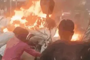 बिजनौर : कार पर गिरा ट्रक, फिर लग गई आग...परिवार के सामने जिंदा जल गया युवक