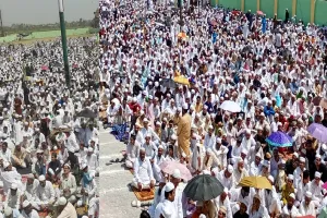 मुरादाबाद : तपती धूप में अल्लाह की बारगाह में झुके हजारों सिर, अमन की दुआएं मांगीं