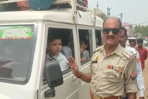  ट्रैफिक इंस्पेक्टर, जौनपुर द्वारा मानक से अधिक स्कूली बच्चों को बैठाने वाले बोलोरो सीज