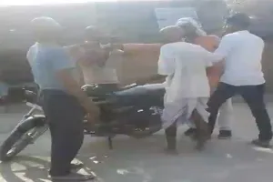Video: जमीनी विवाद में पालीटेक्निक चौकीदार पर हमला, पीड़ित का आरोप-पुलिस नहीं दर्ज कर रही मुकदमा, वीडियो वायरल