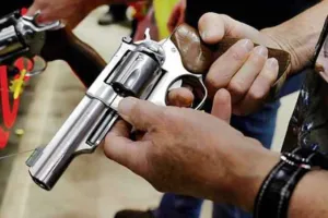 एक तरफ पुलिस का फरमान दूसरी तरफ कोर्ट का आदेश, किसका पालन करें लखनऊ की जनता 