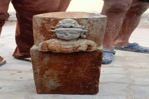 तालाब की सौंदर्यीकरण में मिली प्राचीन मूर्ति, शिवलिंग बताकर लोगों ने शुरू की पूजा-अर्चना
