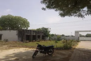 अमेठी: 95 स्कूल भवनों के ऊपर से गुजर रही HT लाइन, दुर्घटना के खतरों पर अफसर मौन