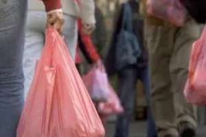 शाहजहांपुर: अभियानों के बाद भी नहीं लग पा रहा पॉलिथीन पर विराम, प्रतिबंध के बावजूद धड़ल्ले से हो रहा इस्तेमाल