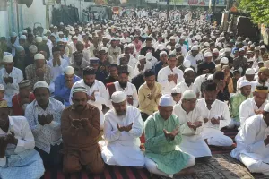 Eid-ul-Fitr 2024: उन्नाव में अदा हुई ईद-उल-फितर की नमाज, गले मिल कर दी बधाई