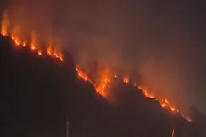 गरमपानी: हाईवे से सटी पहाड़ियों में आग धधकने से जोखिम दोगुना 