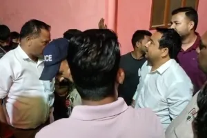 खटीमा: चुनाव प्रचार को लेकर भाजपा कांग्रेस आमने-सामने, वाल्मिकी बस्ती में बैरिकेड लगाकर कांग्रेसियों को रोकने पर हुआ बवाल