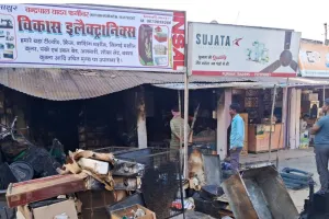 Jalaun Fire: शार्ट सर्किट से इलेक्ट्राॅनिक्स की दो दुकान में आग...70 लाख के नुकसान का अनुमान, दमकल कर्मियों ने पाया काबू