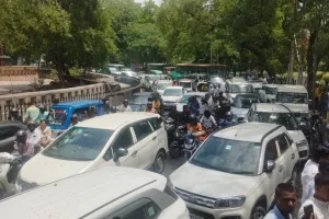 राजनाथ के नामांकन से पहले लखनऊ में  ट्रैफिक जाम, लोगों को बदलना पड़ा रूट 