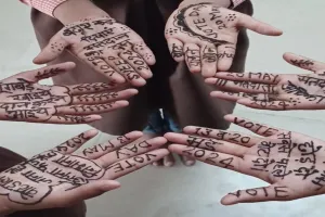 बहराइच: हाथों में मेंहदी रचाकर छात्राओं ने मतदान के लिए किया जागरूक