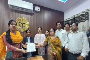 मुरादाबाद : पदाधिकारियों व अभिभावकों ने कलेक्ट्रेट में किया प्रदर्शन, कहा- मनमानी करने वाले स्कूलों पर हो कार्रवाई