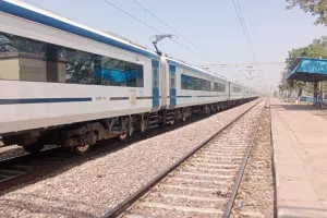 Auraiya: रेलवे क्रासिंग बंद न होने पर कंचौसी रेलवे स्टेशन पर खड़ी रही ये ट्रेनें...पुलिस के पहुंचने पर गंतव्य की ओर हुई रवाना