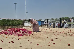 Etawah: मुलायम को पुष्पांजलि अर्पित करके नामांकन को गईं डिंपल...अखिलेश बोले- लड़ाई लंबी, पीडीए ही एनडीए को हराएगा