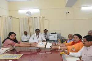 लोकसभा चुनाव 2024 : स्मृति ईरानी ने दो सेट में दाखिल किया नामांकन पत्र