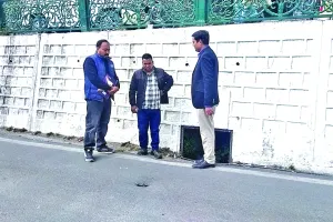 नैनीताल: माल रोड पर हुए गड्ढे, 10 मीटर से अधिक लंबी पड़ी दरार