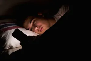 इस 3 ट्रिक से आपका फ़ोन आपको पूरी रात जगाए नहीं रखेगा