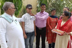 UP Board Result 2024: प्रियम के जिला टॉपर घोषित ही खुशी से उछल पड़े सहपाठी...बेटे की कामयाबी से मां-पिता भी फूले नहीं समा रहे