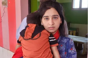 संभल : चुनाव ड्यूटी के साथ मां का फर्ज भी निभा रहीं महिला कार्मिक