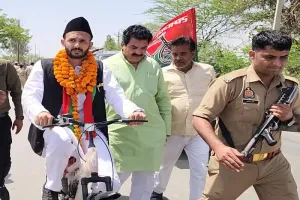 संभल : काफिला रोका तो नामांकन कराने को साइकिल पर सवार हुए सपा प्रत्याशी