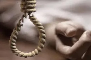  रायबरेली: दरवाजे पर लटकता मिला विवाहित का शव, परिजनो ने जताया आत्महत्या का शक 
