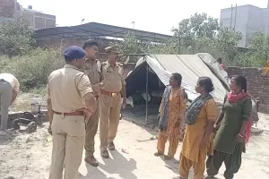 Etawah Theft: अंग्रेजी शराब की गोदाम की छत काटकर लाखों की नगदी चोरी...चोर तीन बंदूक लेकर हुए फरार