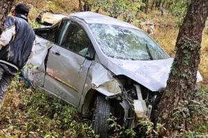 देहरादून: मसूरी में कार अनियंत्रित होकर खाई में गिरी, तीन की मौत