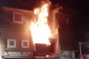 Etawah Fire: शार्ट सर्किट से कपड़े की दुकान में लगी आग...40 लाख का माल जलकर खाक, फायर बिग्रेड ने पाया काबू